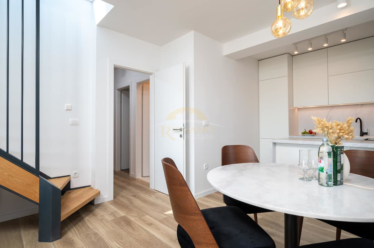 Dvosobni penthouse v Trogirju s strešno teraso